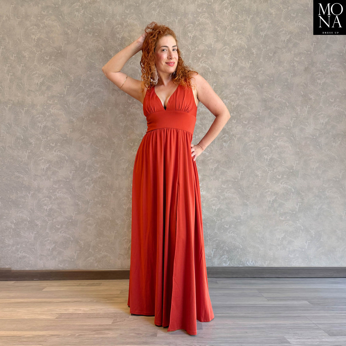 Vestido largo Elisa naranjo con escote profundo