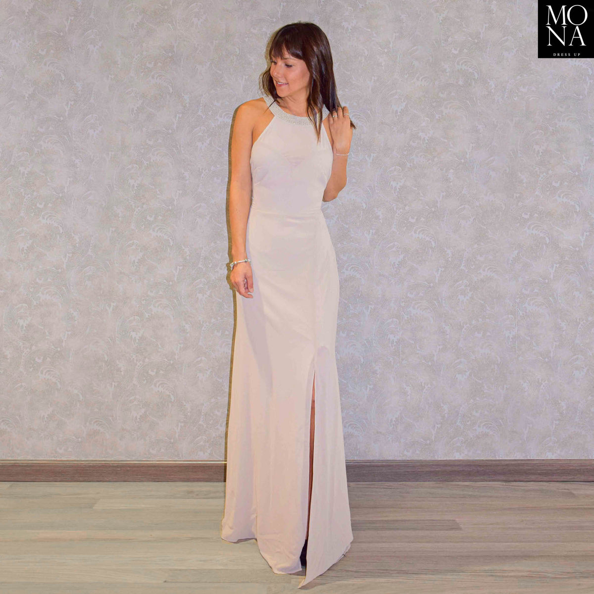 Vestido largo Zila beige con espalda descubierta