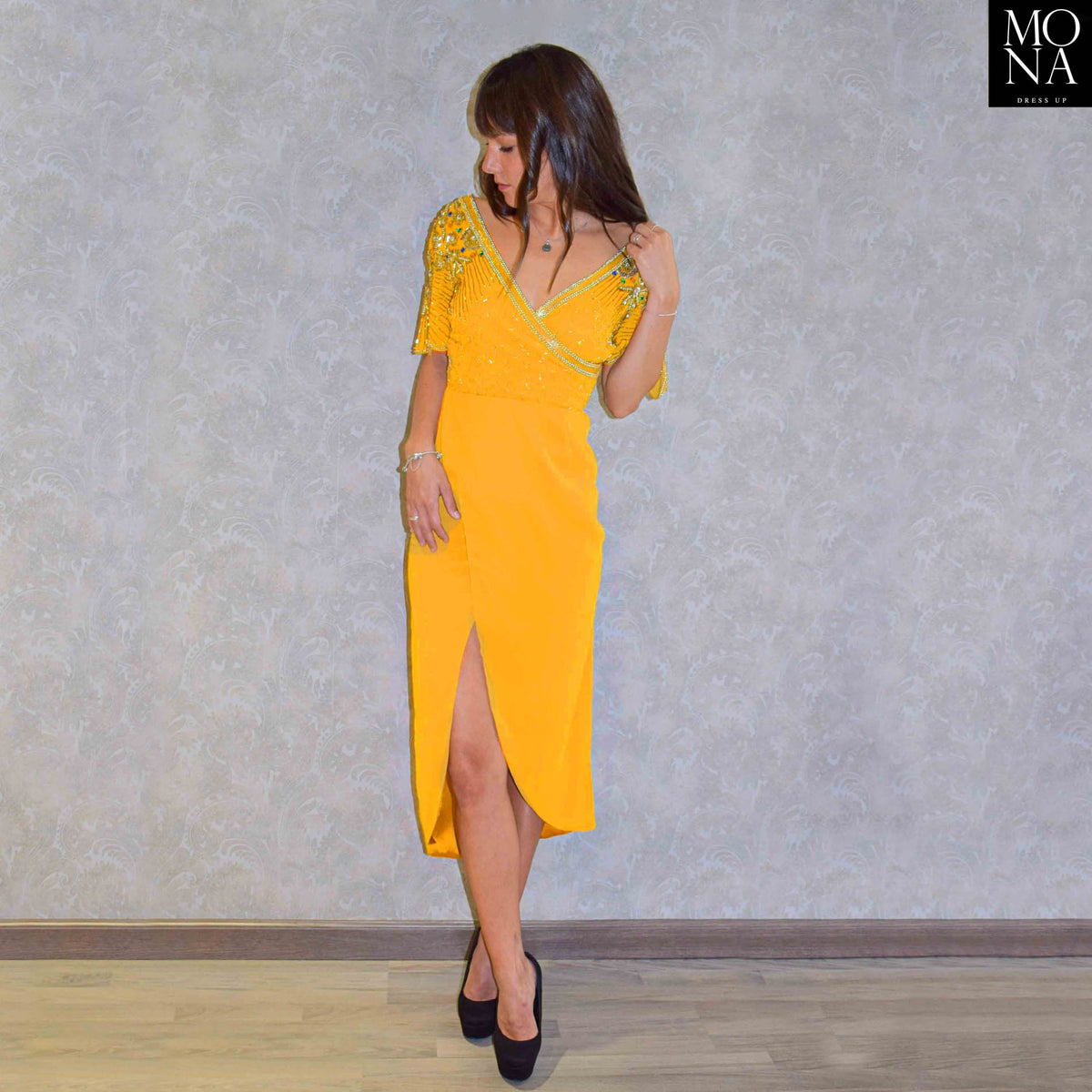 Vestido midi Luz mostaza con pedrería
