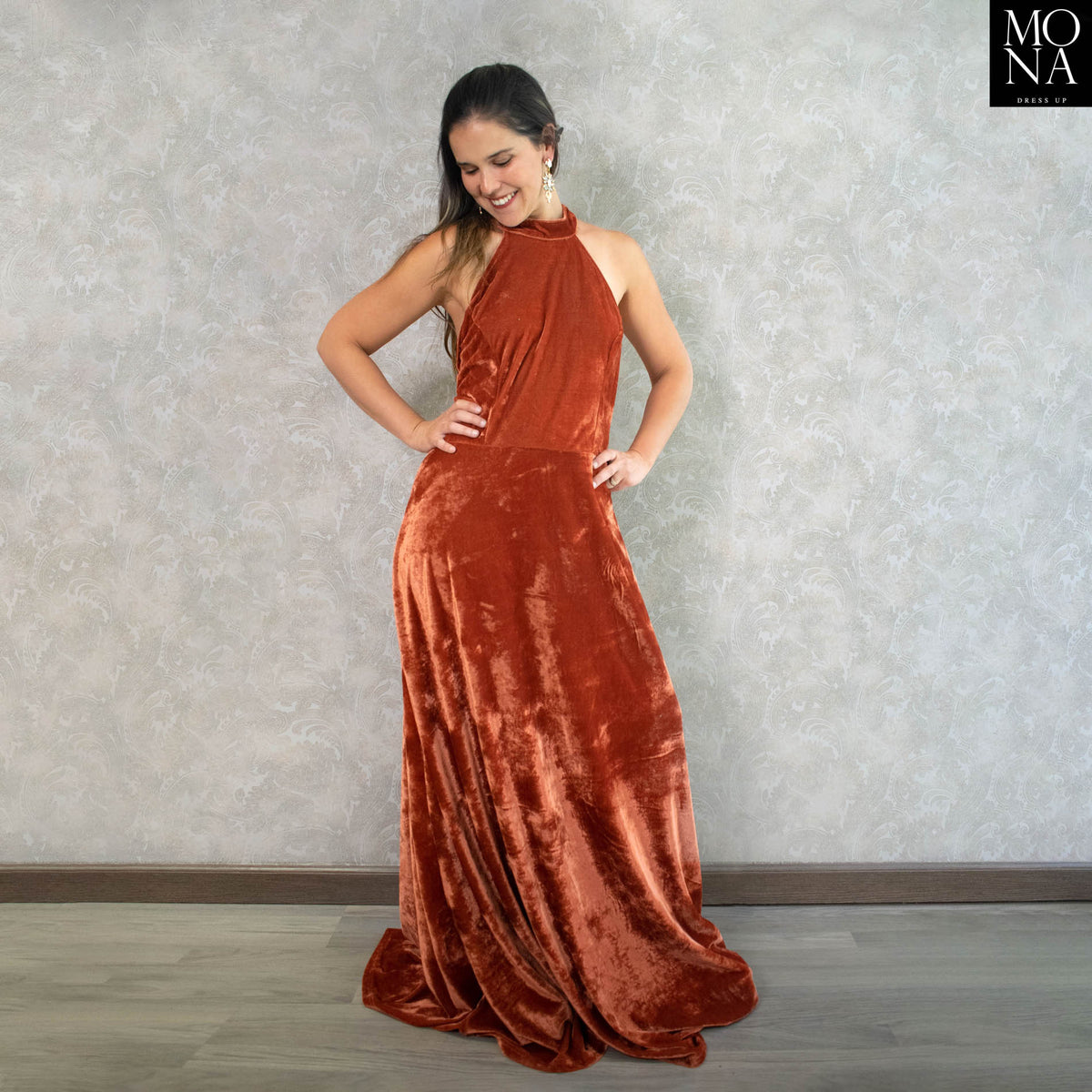 Vestido largo Clemencia naranjo de cuello halter