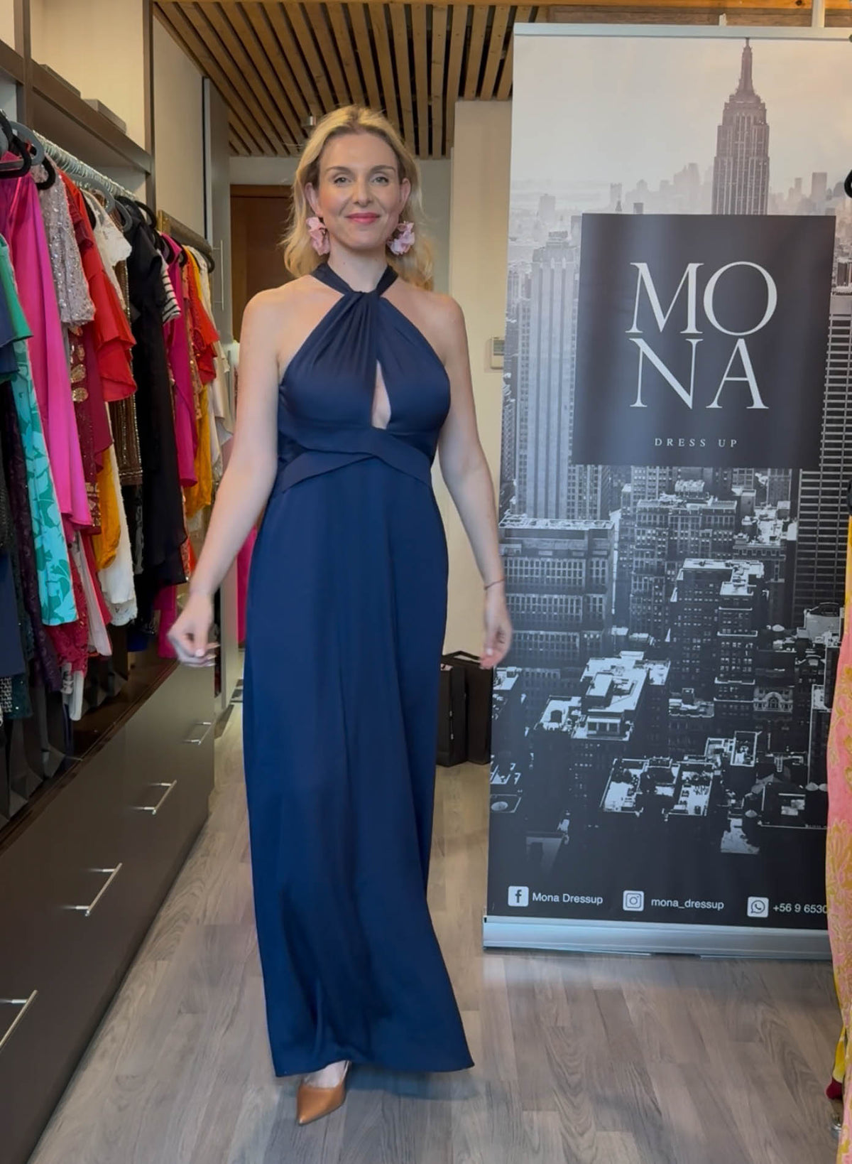 Vestido largo Aurelia azul marino con escote profundo