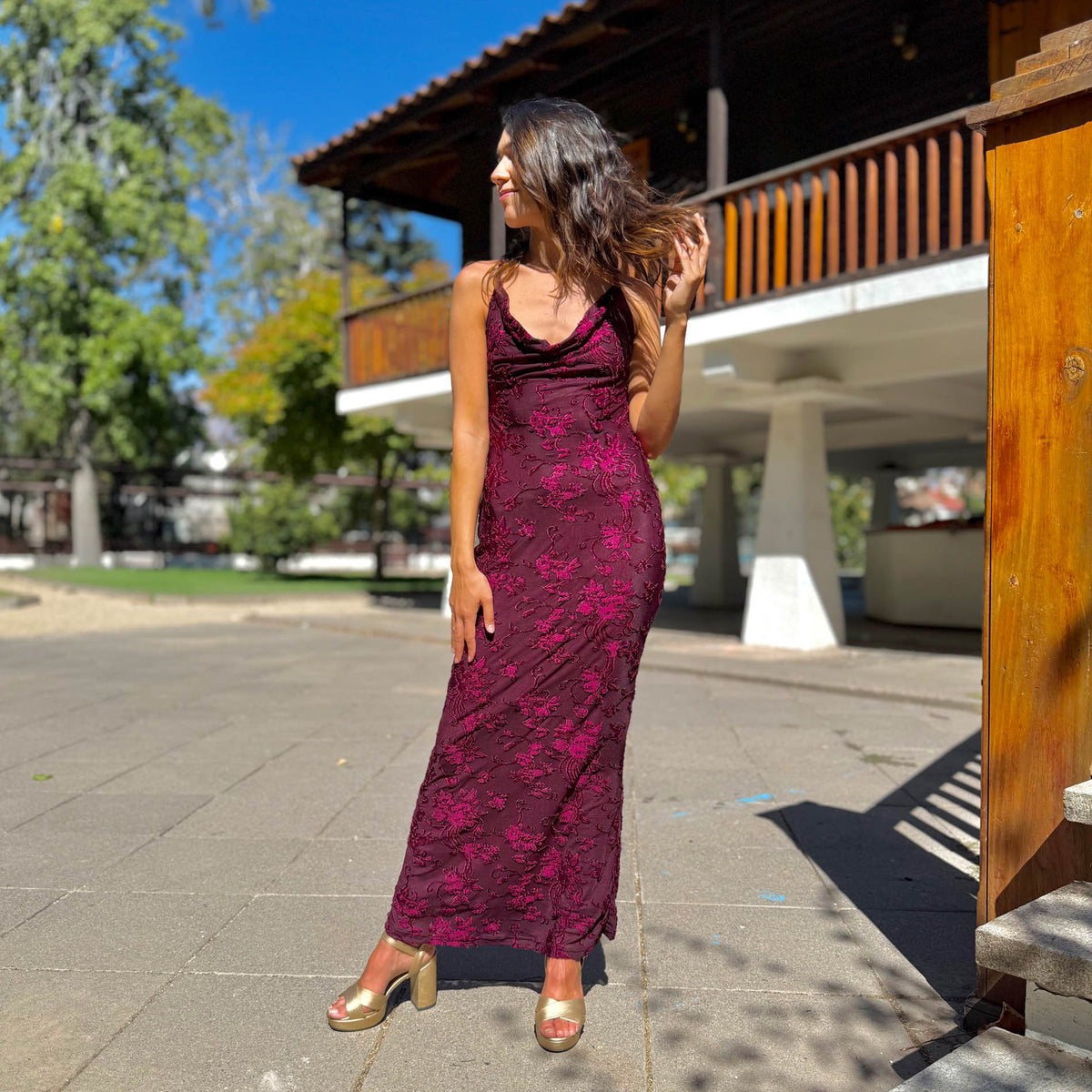 Vestido largo Beatriz burdeo con espalda descubierta