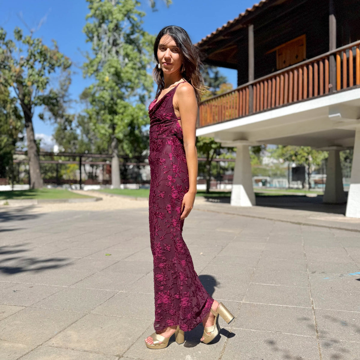 Vestido largo Beatriz burdeo, foto 2 de 8