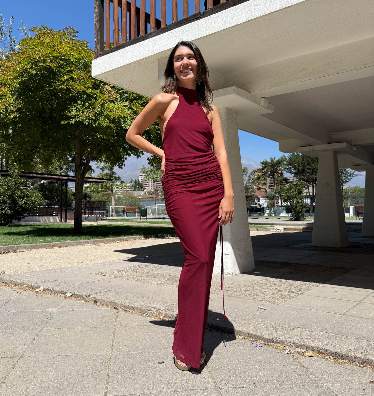 Vestido largo Consuelo burdeo con espalda descubierta